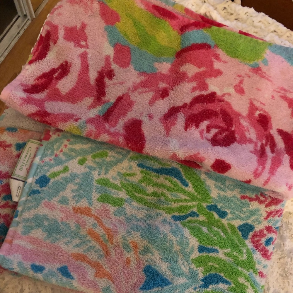 2 Lilly hand towels